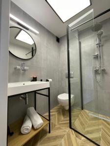 un bagno con doccia, lavandino e WC di Pokoje Gościnne u Hanki a Bukowina Tatrzańska Altre 45 foto