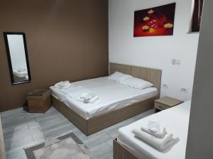 Cette petite chambre comprend un lit et un miroir. dans l'établissement Hotel Old Konak, à Skopje
