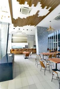 a dining room with tables and chairs and a cafeteria at 1410Encorp/Bathtud/Netflix/100mbps/Legoland By STAY in Nusajaya