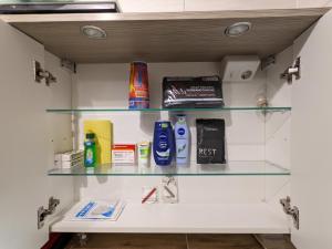 a shelf in a bathroom with books on it at Großes Zimmer mit eigenem Bad/Flur in Emsbüren
