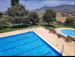 Vista de la piscina de Casa Rural Agua de Azahar Chimenea o d'una piscina que hi ha a prop