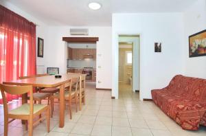 ein Wohnzimmer mit einem Tisch und einem Sofa in der Unterkunft Milan in Caorle