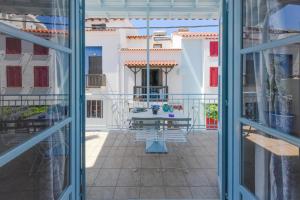 widok z okna balkonu w obiekcie DEJA BLUE Maisonette w mieście Kokkari