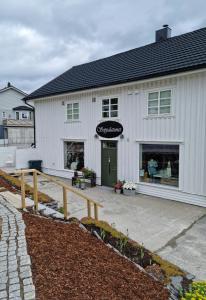 Foto de la galería de Loftsleilighet midt i sentrum en Skjervøy