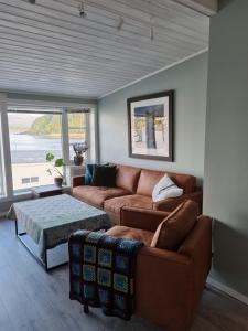 sala de estar con sofá y mesa en Loftsleilighet midt i sentrum, en Skjervøy