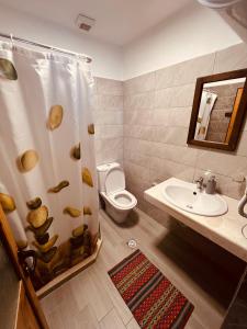 Baðherbergi á KRIS Guesthouse +37 myndir