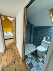 Ванна кімната в Le Gîte de Jean Thevenin, avec parking gratuit