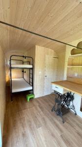 Postel nebo postele na pokoji v ubytování Glamping - stylová maringotka v srdci Ladova kraje, poblíž hlavního města Prahy