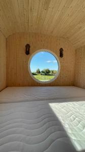 Postel nebo postele na pokoji v ubytování Glamping MARINGOTKA - malebný ladův kraj