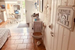 La salle de bains est pourvue de toilettes et de carrelage. dans l'établissement La Belle Vue - Coin de paradis, à Sussac