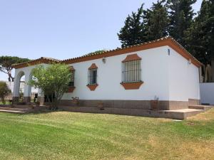 A garden outside Chalet con piscina, amplio jardin y aire acondicionado