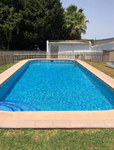 The swimming pool at or close to Chalet con piscina, amplio jardin y aire acondicionado