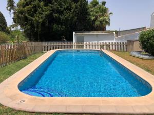 The swimming pool at or close to Chalet con piscina, amplio jardin y aire acondicionado