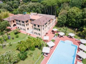 eine Luftansicht eines Hauses mit Pool in der Unterkunft Hotel Cavalieri Del Mare in Marina di Massa