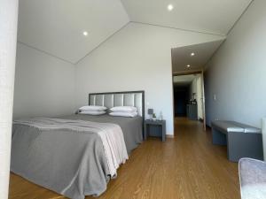 una camera da letto con un letto grande e un corridoio di Casa das Branquinhas - Férias no Minho com piscina! a Ponte de Lima Altre 42 foto