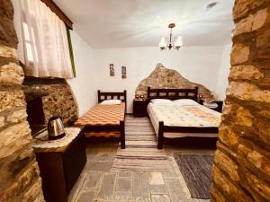 Un pat sau paturi într-o cameră la KRIS Guesthouse