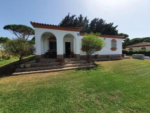 A garden outside Chalet con piscina, amplio jardin y aire acondicionado