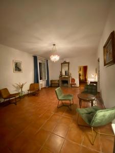 RoglianoにあるU Sant'Agnelluの椅子とシャンデリア付きの広いリビングルーム