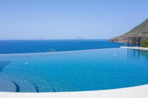 una piscina con vistas al océano en Hotel Punta Scario en Malfa