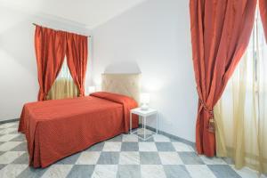 Postel nebo postele na pokoji v ubytování Hotel Cavalieri Del Mare