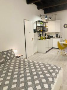 una camera con un grande letto e una cucina di Bike&The City a Ferrara