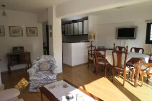 Μια τηλεόραση ή/και κέντρο ψυχαγωγίας στο Beautiful mountain view house with fireplace