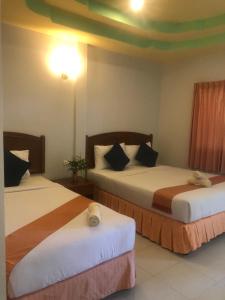 duas camas num quarto de hotel com duas camas sidx sidx em Sunsea Resort em Baan Khai