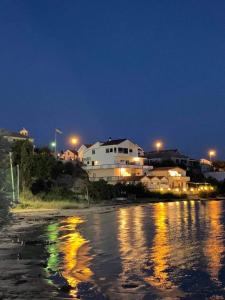 eine Gruppe von Häusern am Strand in der Nacht in der Unterkunft apartment for 4-6 Persons second floor in Ljubač