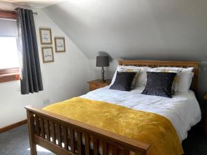 Säng eller sängar i ett rum på Immaculate 4-Bed House outside Stornoway