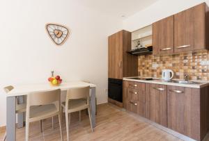 Kuchyň nebo kuchyňský kout v ubytování Apartments Villa Nina
