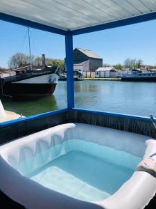 Gallery image of Cottage insolite option jacuzzi Seurre proche Beaune vue panoramique sur l'eau in Seurre