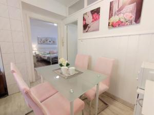une salle à manger avec une table et des chaises roses dans l'établissement Charming apartment in Split center, à Split