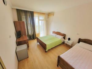 Postel nebo postele na pokoji v ubytování Kvariati Residence