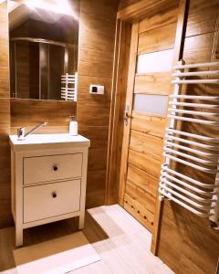 een badkamer met een wastafel en een spiegel bij SielskoAnielsko w Beskidzie Niskim in Męcina Wielka +37 foto's