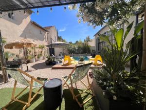 卡龐特拉的住宿－Cosy Studio en Provence，庭院配有桌椅和遮阳伞