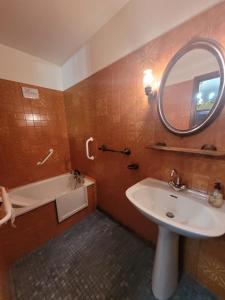 Ένα μπάνιο στο Bel appartement T4 dans maison basque