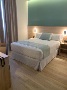 una camera con un grande letto di Hotel Don Pepo a Lobón