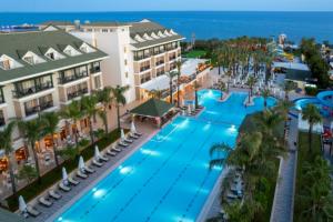 シダにあるDobedan Beach Resort Comfort ''Ex Brand Alva Donna Beach Resort Comfort''のリゾートのプールの空中ビュー