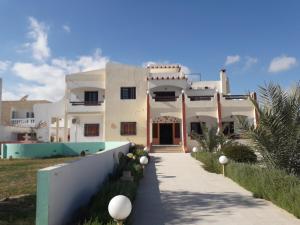ein Haus am Strand mit einem Weg in der Unterkunft Chambre Hannon Résidence Chahrazad in Sfax