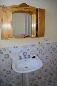 y baño con lavabo y espejo. en Nel Verde per Mare e Terme, en Guardia Piemontese Terme
