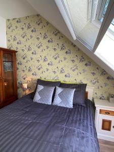 Appartement Oosteinde في راونرفولد: غرفة نوم مع سرير مع لحاف أزرق