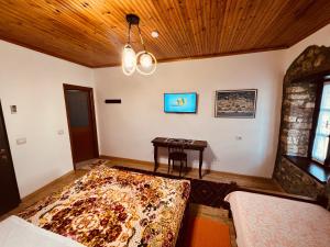 um quarto com uma cama e uma mesa em KRIS Guesthouse em Berat
