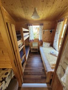 Bunk bed o mga bunk bed sa kuwarto sa Camping Family