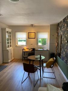 ein Wohnzimmer mit einem Tisch und einer Küche in der Unterkunft Appartement Oosteinde in Ruinerwold