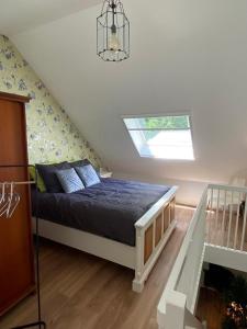 Appartement Oosteinde في راونرفولد: غرفة نوم بسرير وملاءات زرقاء ونافذة
