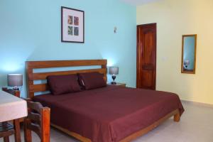 1 dormitorio con 1 cama con colcha roja en Eco-hotel shalom, en Valladolid