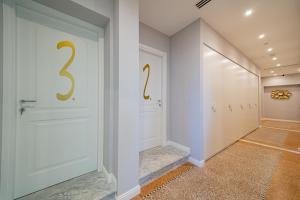Koupelna v ubytování NUE SUITES + 37 fotografií