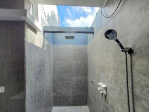 سيريني سكاي جيست هاوس في ثودو: دش في حمام مع سقف زجاجي +70 صورة