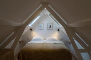 a bedroom with a large bed in a attic at Zomerhuis aan Zee in Noordwijk aan Zee
