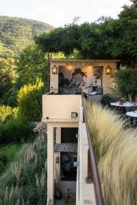 un bâtiment avec une couverture en haut dans l'établissement Ecole Olargues - Teritoria, à Olargues